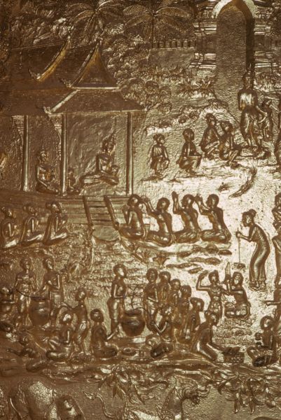 Bassorilievi all’entrata della pagoda reale, raffiguranti scene della vita e dell’insegnamento di Budda