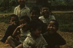 Alcuni bambini di Pak Ngao. Sullo sfondo la cappella