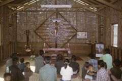 L’interno della cappella di Pak Ngao, mentre cristiani e catecumeni sono in preghiera