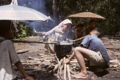 Cottura dei getti di bambù, appena raccolti in foresta