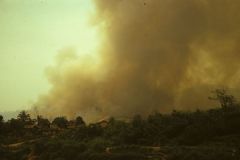 Un grande rai sta bruciando vicino al villaggio di Pak Ngao